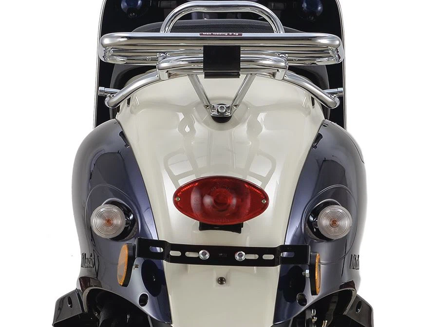 Tail design the rear shelf is convenient for loading and the rear tail lamp has a retro style